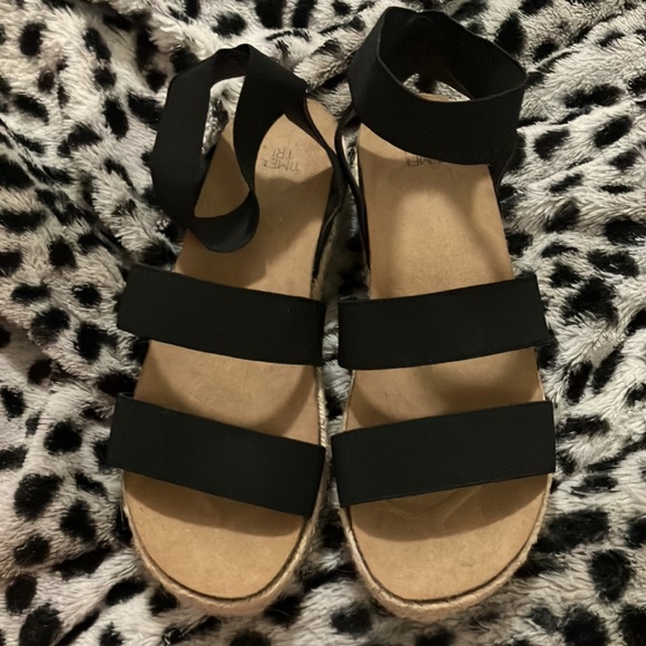 Sandals - Time And True - size 10 - Picture 2 of 4